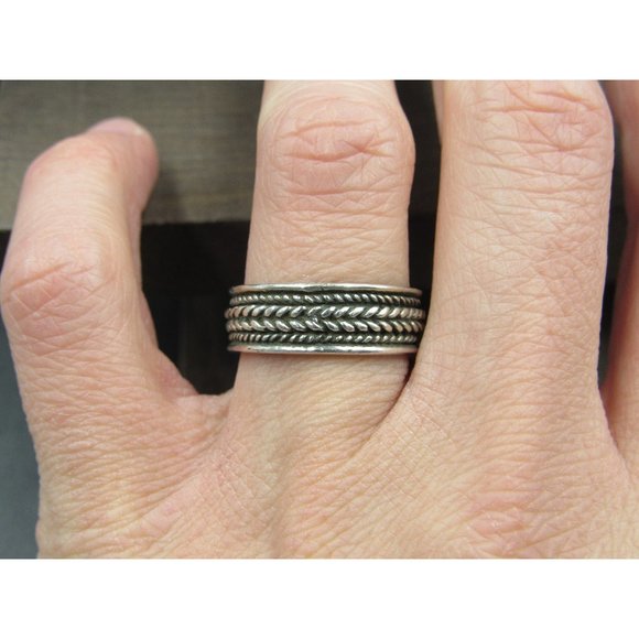 Jewelry - Size 7.75 Sterling Silver Tire Pattern Band Ring